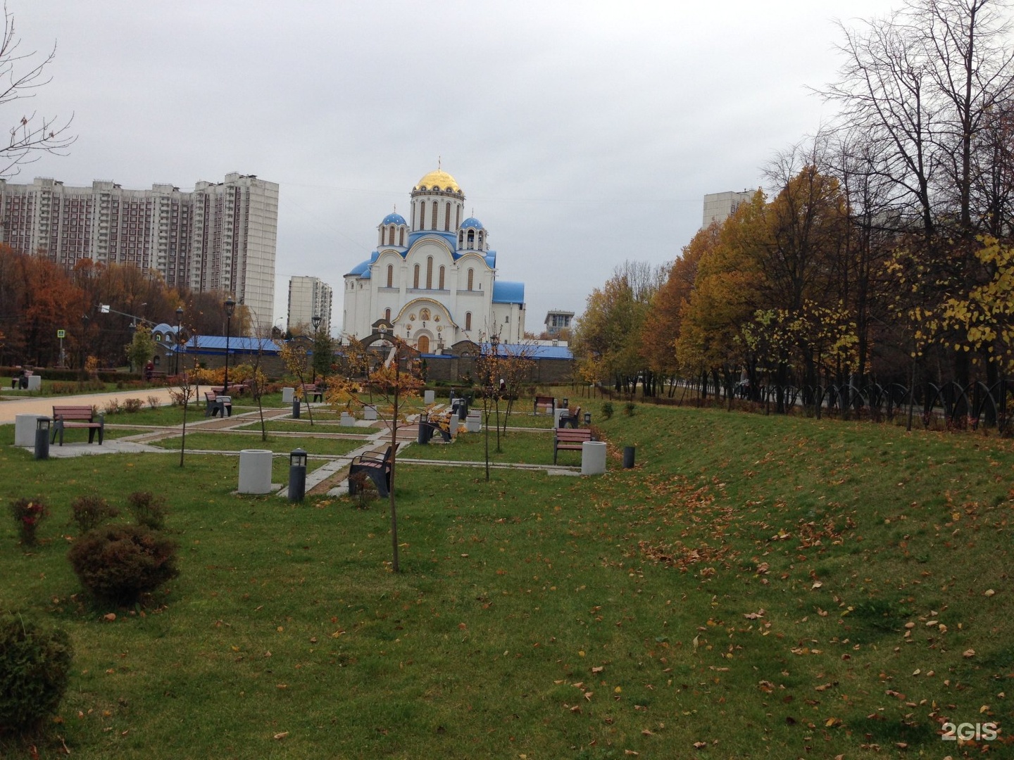 Литовский бульвар 7 храм. Бульвар в Ясенево. Храм Покрова Пресвятой Богородицы в Ясенево Литовский бул., 7а фото. Литовский бульвар Москва.