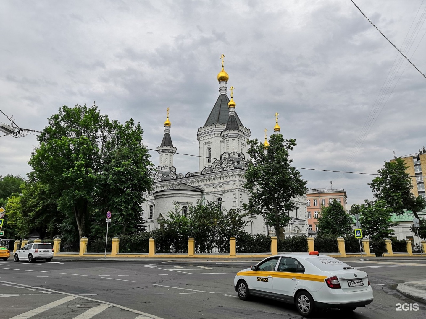 Москва девичьего поля 2. Храм Архангела Михаила на девичьем поле. Храм Архангела Михаила при клиниках на девичьем поле. Церковь Троицы в полях в Москве. Памятник девичье поле.