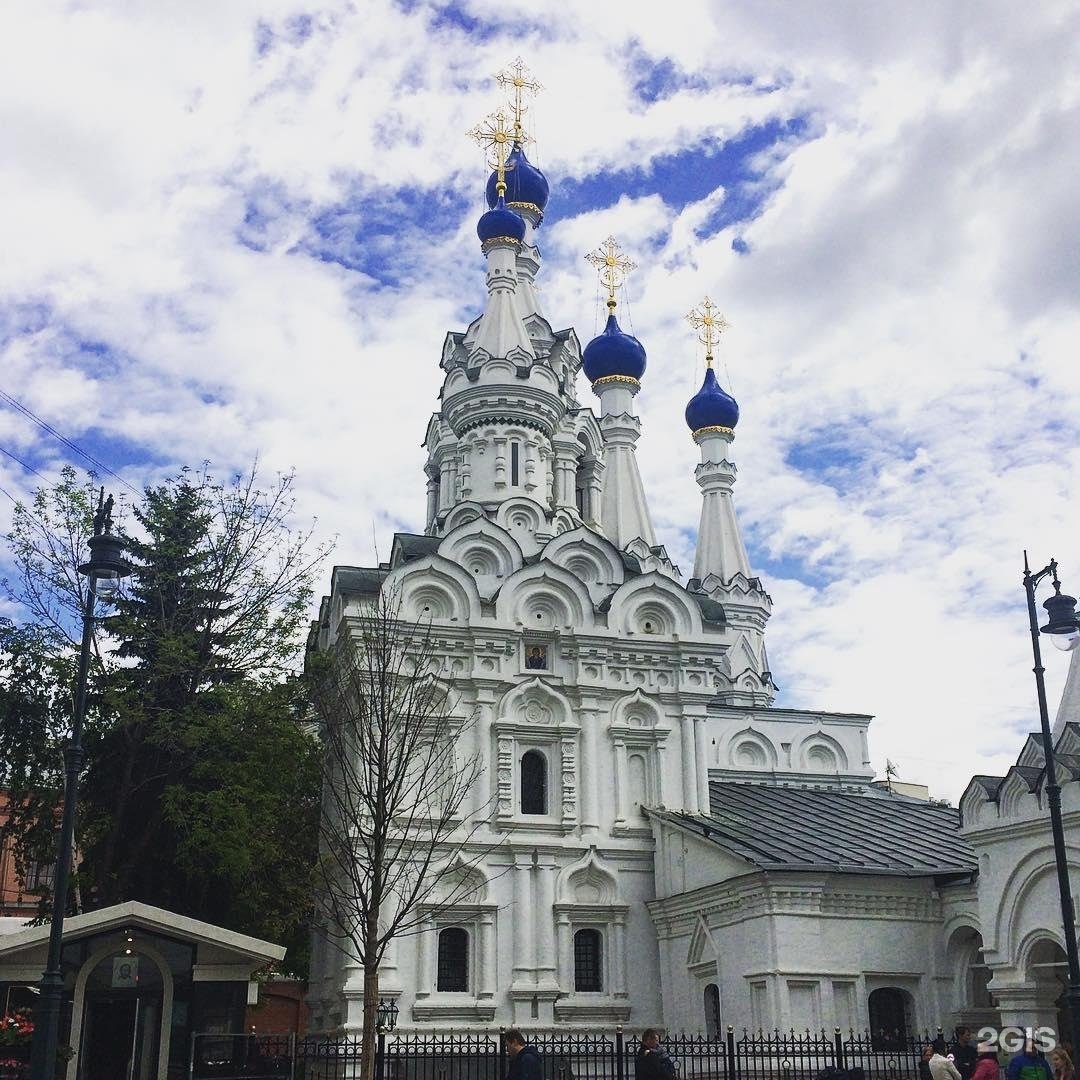 Малая дмитровка 4. Путинки храм в Москве. В Путинках на малой Дмитровке. Церковь Рождества Богородицы в Путинках картинки.