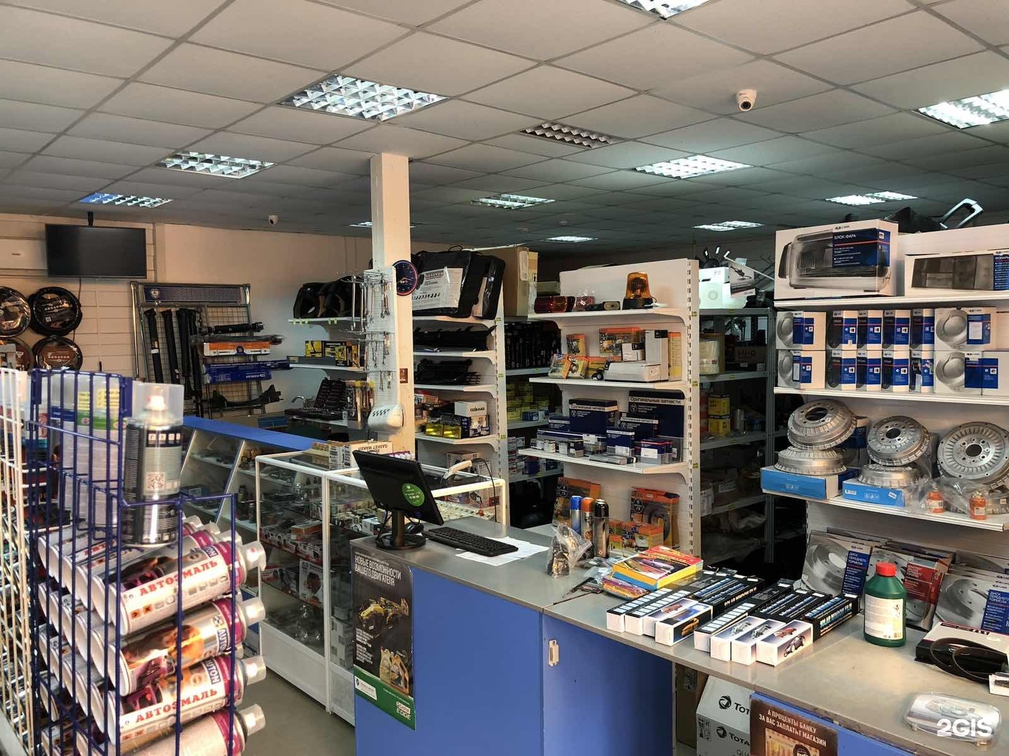 Склад магазина автозапчастей для авто. Тополек балаково автозапчасти. Витрины для магазина автозапчастей. Автомагазин 2 2. Магазин автозапчастей.