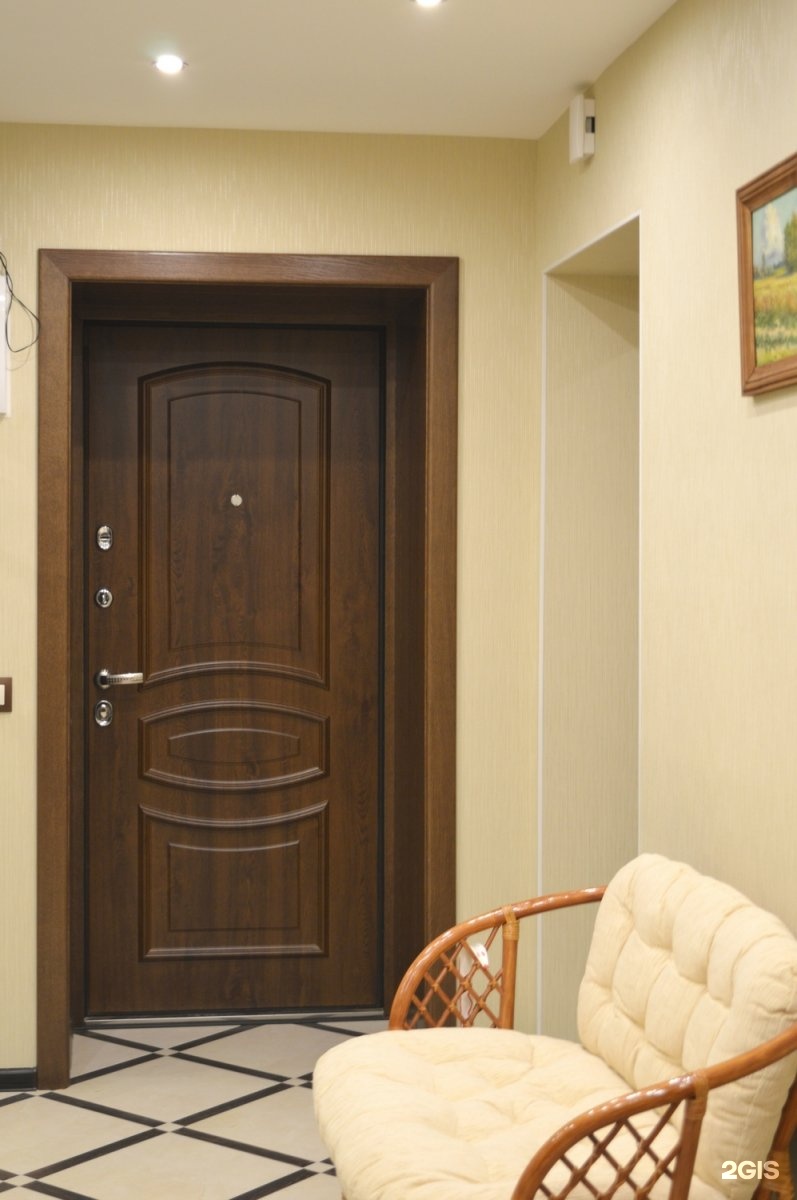 Ремонт квартиры двери москва. Дверь коричневая. Входная дверь. Входные двери в интерьере. Красивые входные двери в квартиру.