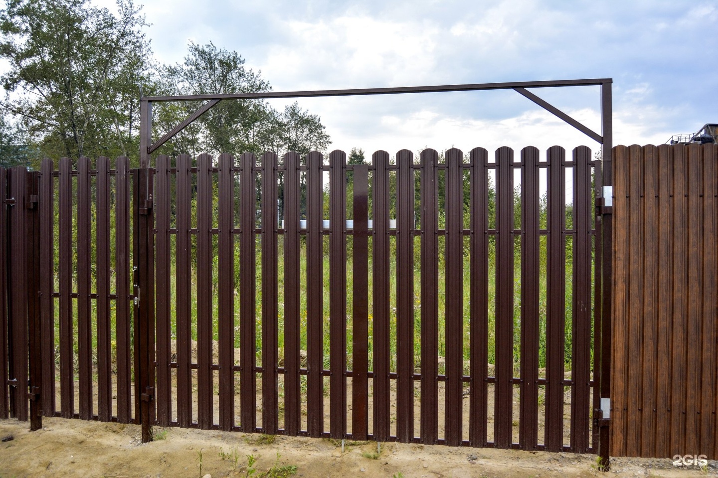 Забор из штакетника и поликарбоната. Мастеровит калитка. Мастеровит ворота. Мастеровит ворота. Finfold металлический штакетник.