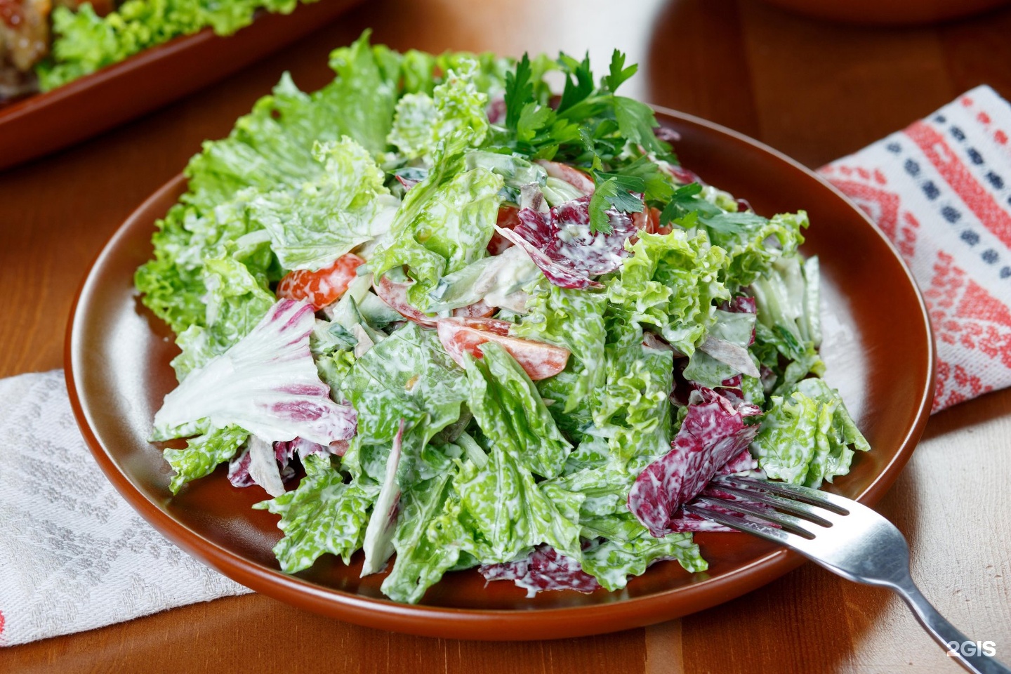Салат пятерка. Салат с каперсами. Салаты весовые. Черри и листья салата. Зеленый салат с языком и каперсами.