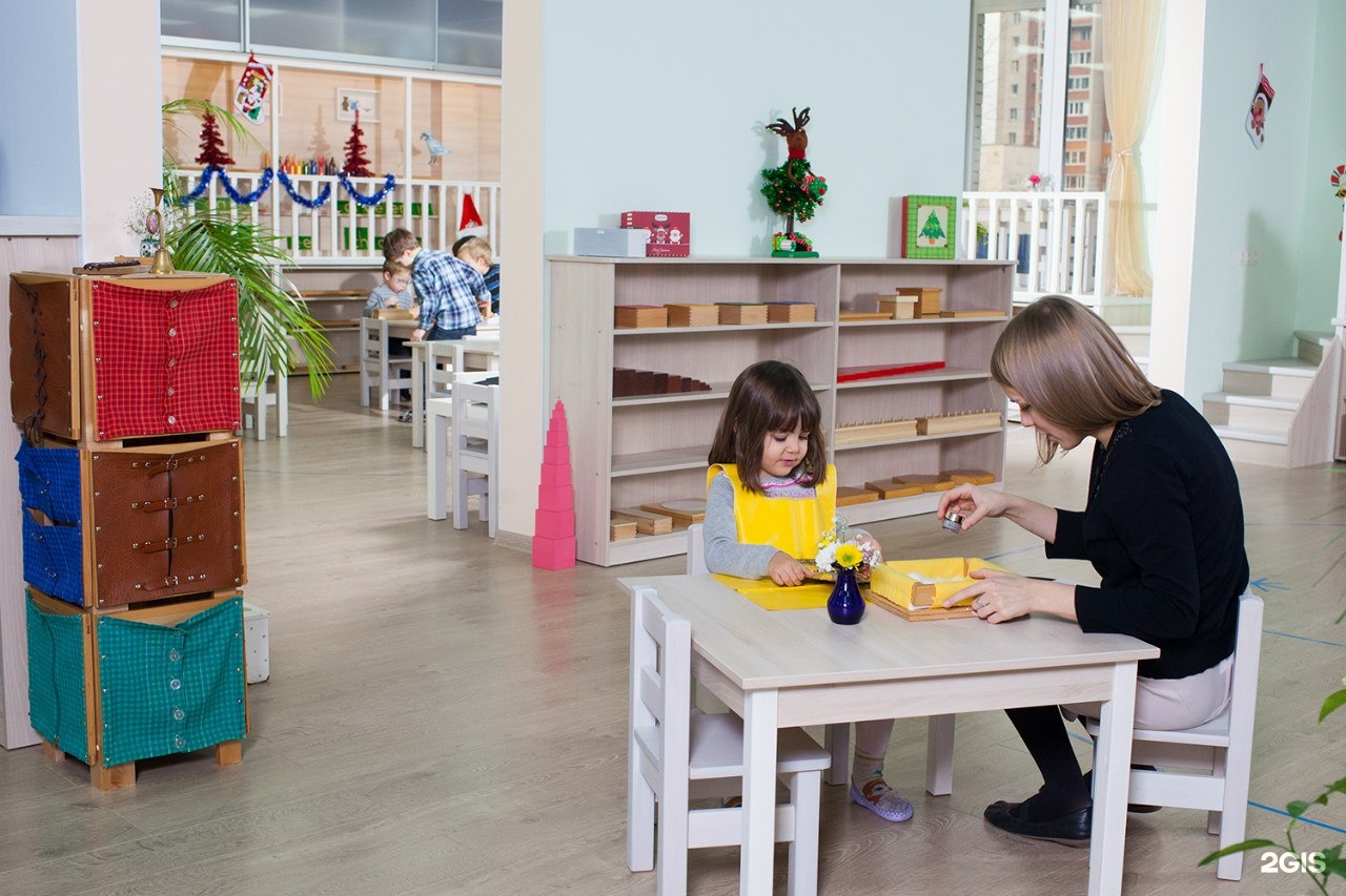 Монтессори спб. Монтессори школа СПБ. Ural Montessori School Екатеринбург. Школа Монтессори Варна. Монтессори Питер лестница.