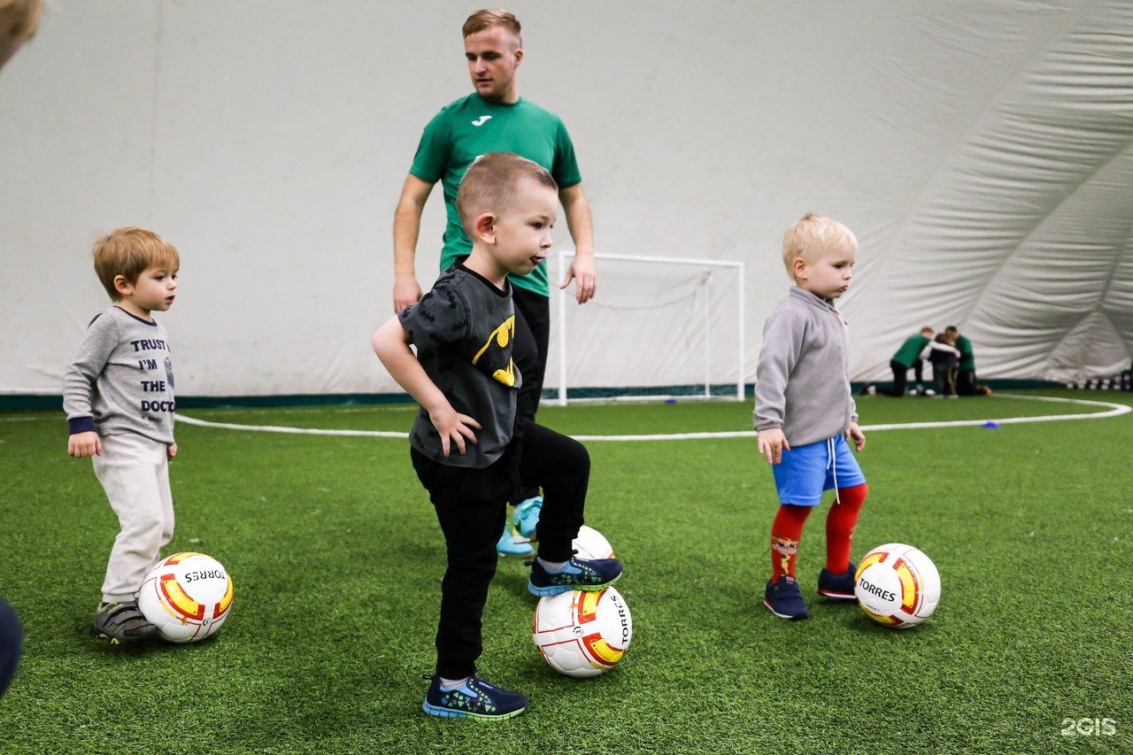 Schools football. Детская футбольная школа Футболика СПБ. Футбольный тренер с детьми. Детский футбол в зале. Детский тренер футбол.