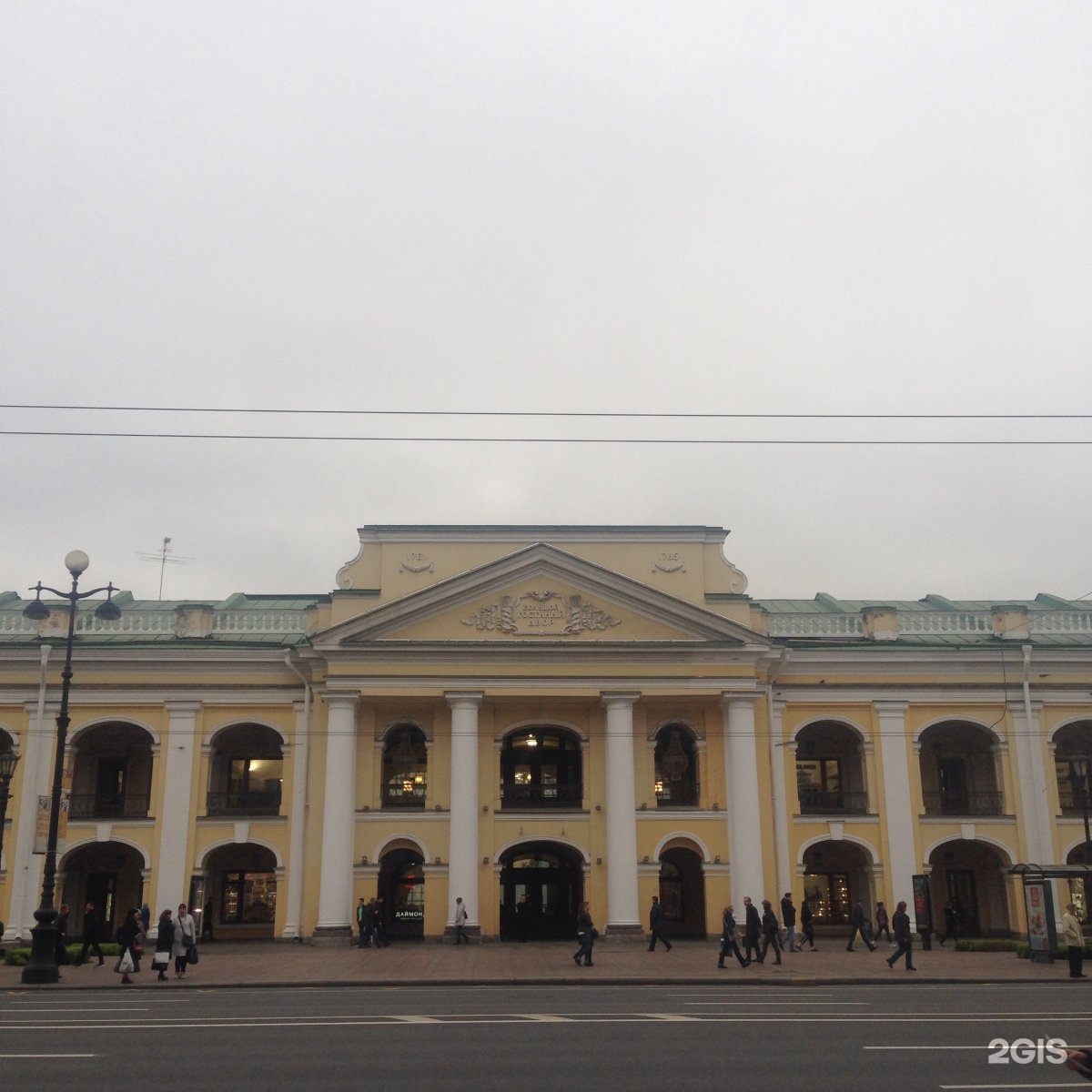 Веб камера гостиного двора санкт. Большой Гостиный двор Санкт-Петербург. Санкт-Петербургский Гостиный двор опера.