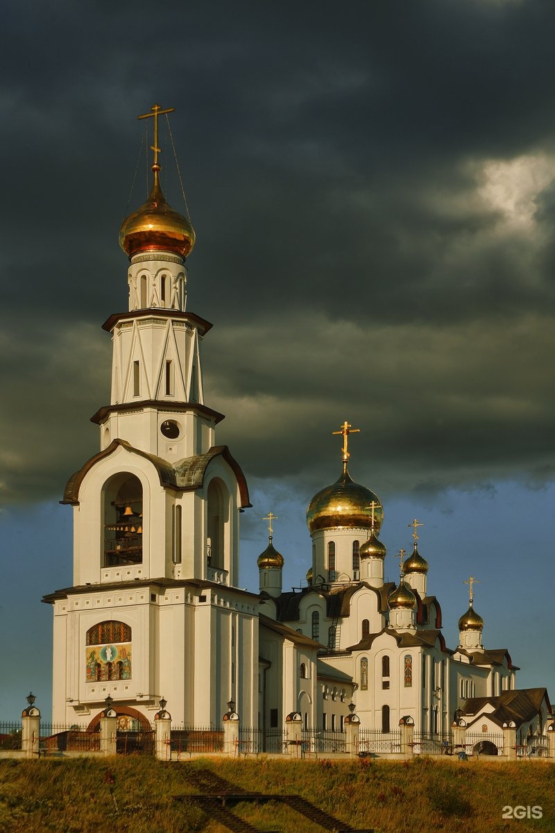 Храмы сургута. Собор Преображения Господня Сургут. Церковь Сургут Мелик Карамова. Достопримечательности Сургута храм Преображения Господня. Сургут храм на 25.