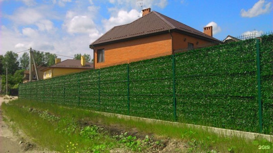 Купить забор в калининграде. Зеленое ограждение забор. Искусственная изгородь для забора. Забор из искусственной зелени. Мягкий забор для дачи.