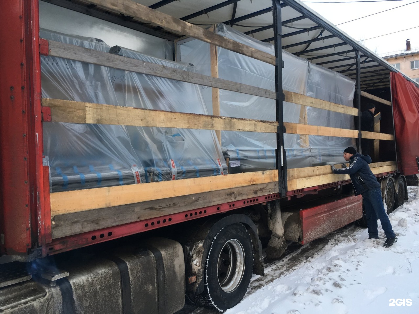 Груз в архангельск. Разгрузка фуры краном. Разгрузка фуры автокраном. Грузоперевозки Архангельск.