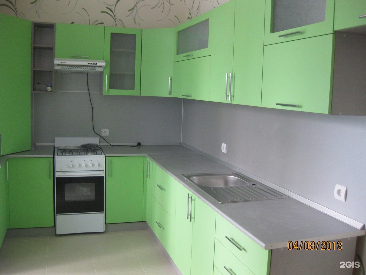Зеленая кухня с серой столешницей