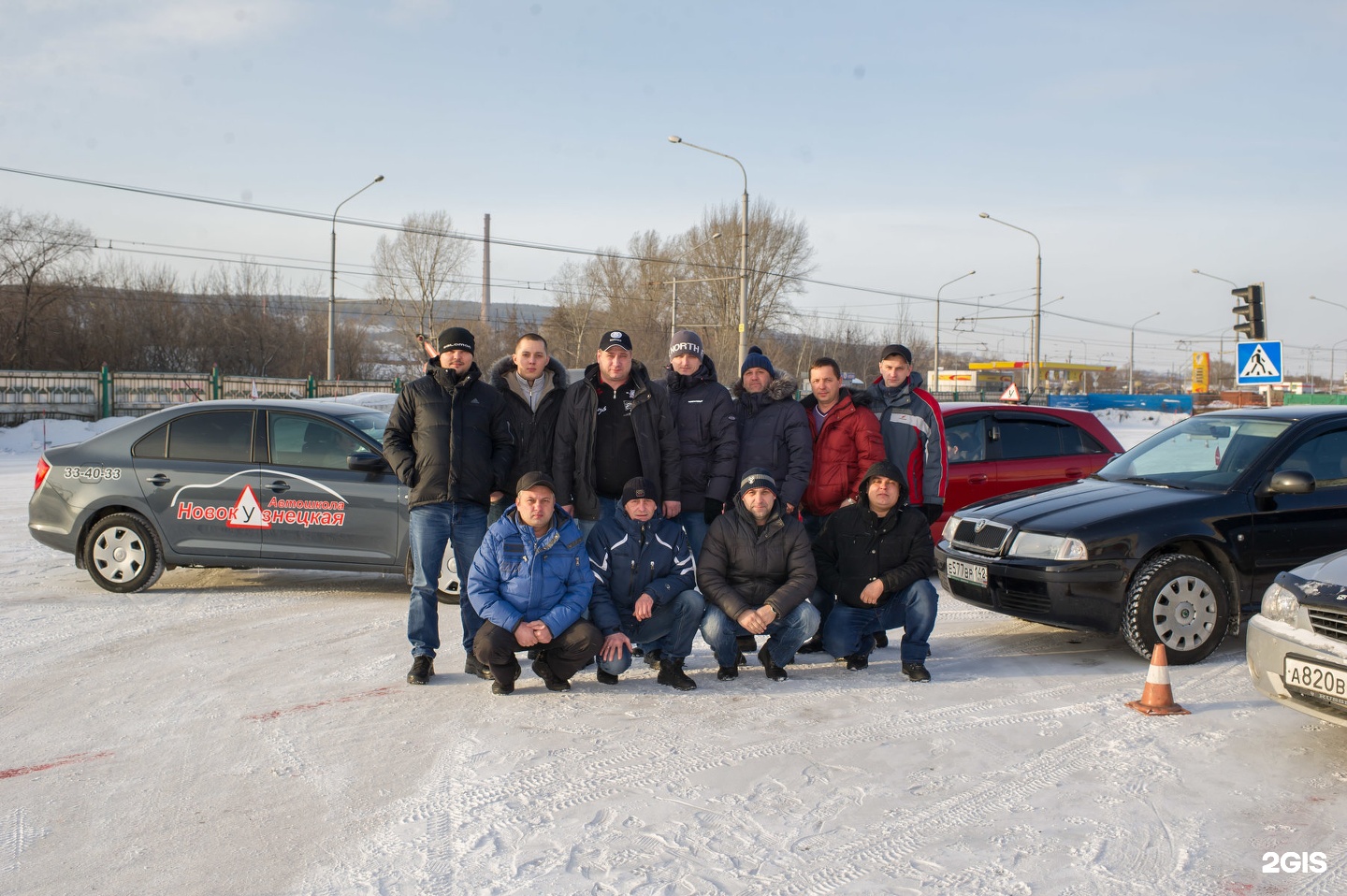 Новокузнецкая автошкола. Новокузнецкая автошкола Новокузнецк. Автошкола драйвер Новокузнецк. Инструктор в автошколе Новокузнецкой. Автодром Новокузнецкой автошколы.