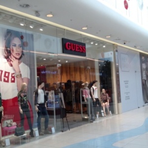 Фото от владельца Guess, сеть бутиков одежды и аксессуаров