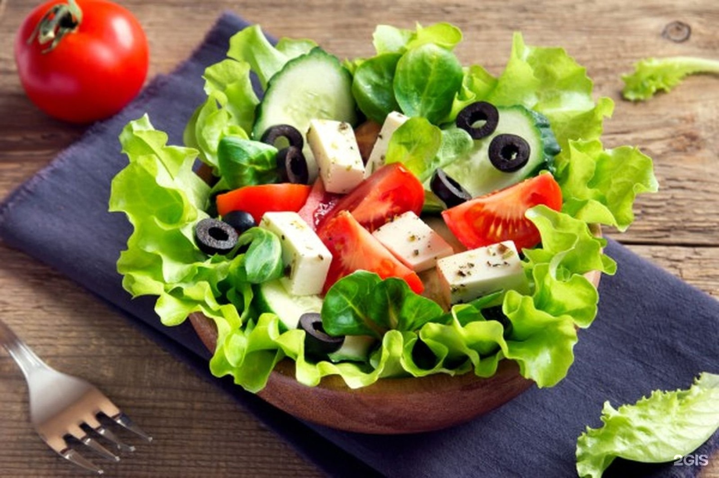 Раскладка салатов. Греческий салат с брынзой по-домашнему. Greek Salad(греческий салат). Брынза для греческого салата. Красивая подача овощного салата.