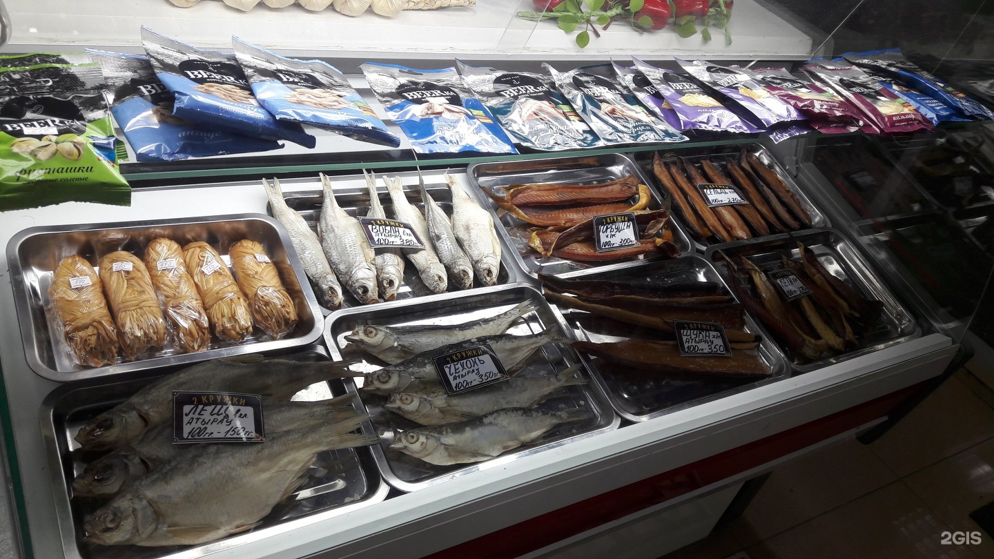 Красивая выкладка рыбы в пивном магазине