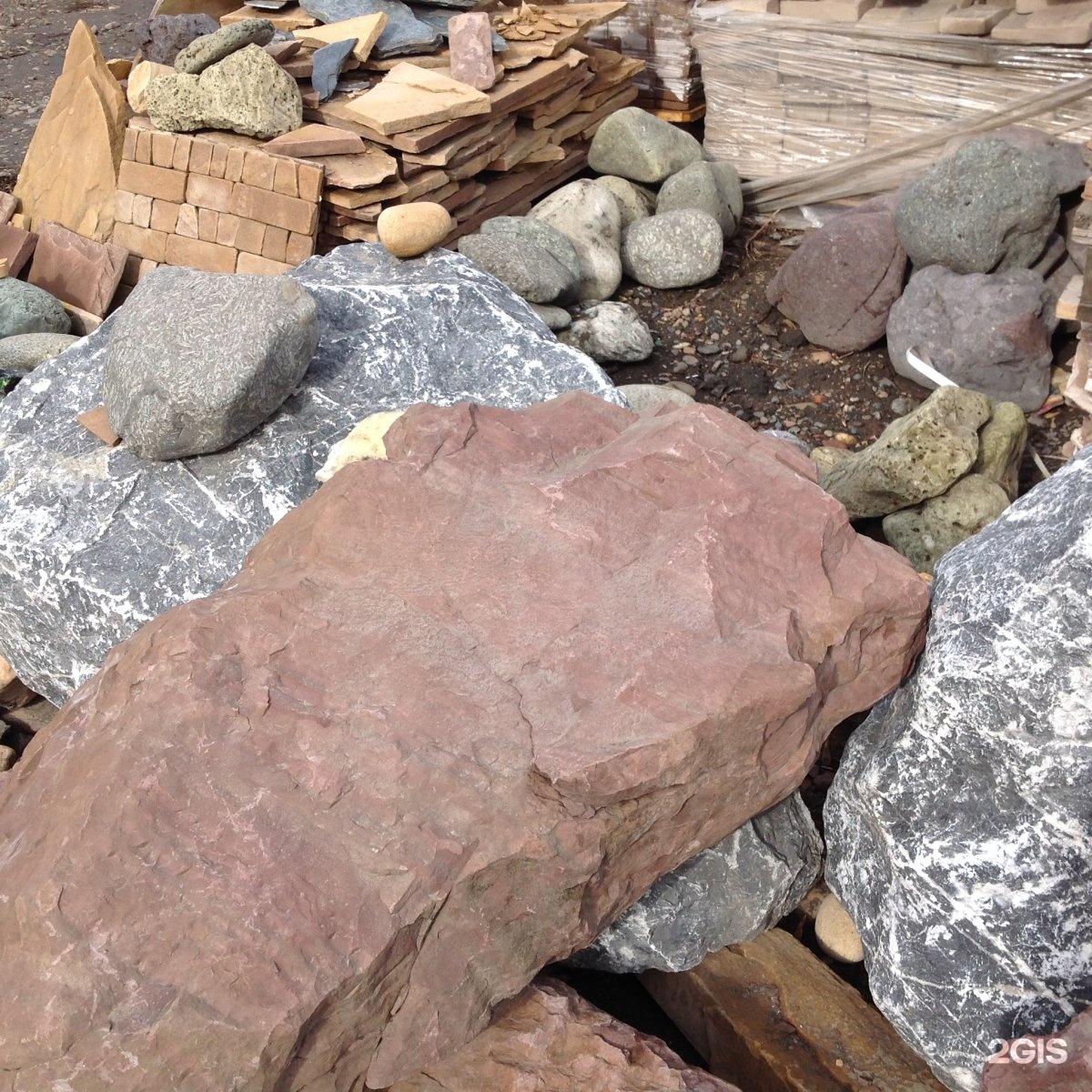 Ветки и камни вперемешку строительный материал. Стоун строительная