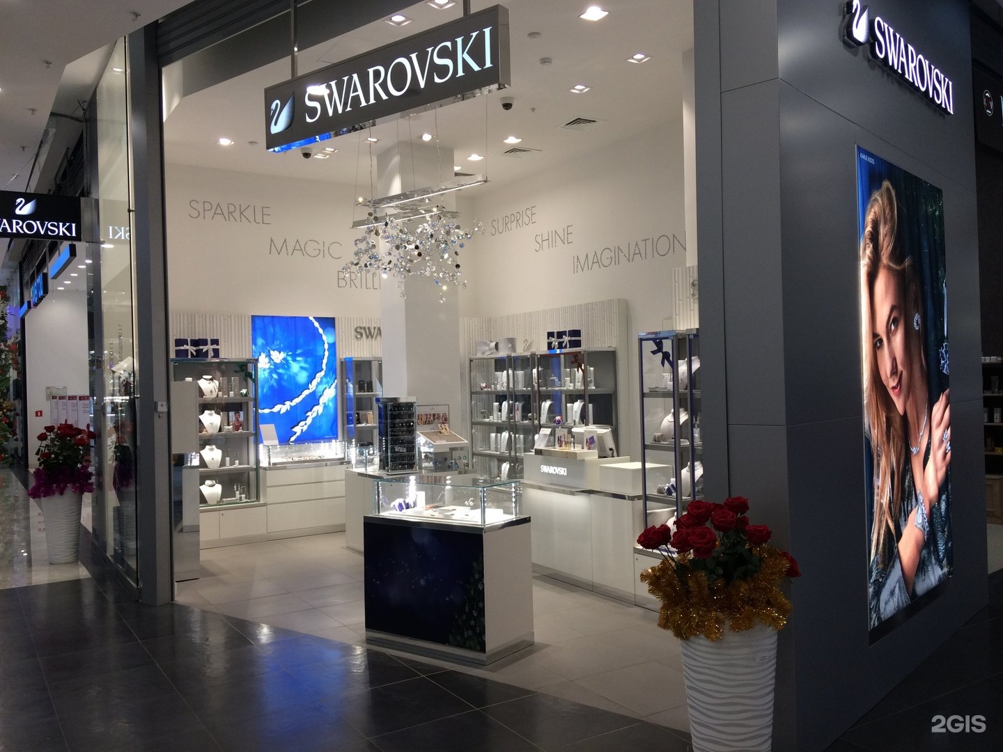 Сваровски магазин. Swarovski магазин. Магазин бижутерии. Swarovski бутик. Магазин Сваровски интерьер.