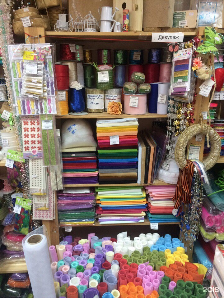 Полки с пряжей. Ассортимент товаров для рукоделия. Крутая рукодельница. Рукодельницы великие луки 2021 года. Творческие товары для рукоделия.