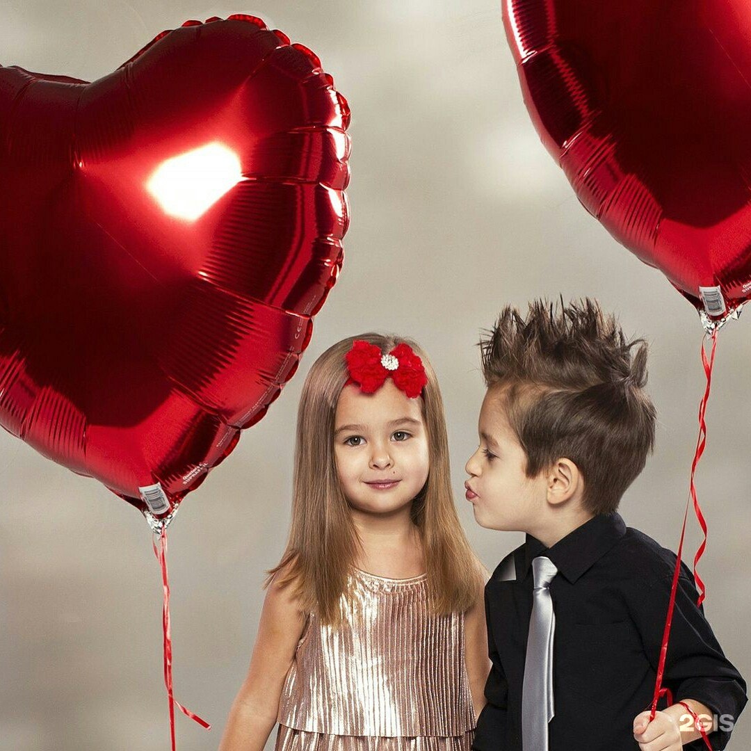 Мальчик с девочкой и воздушным шариком сердечко