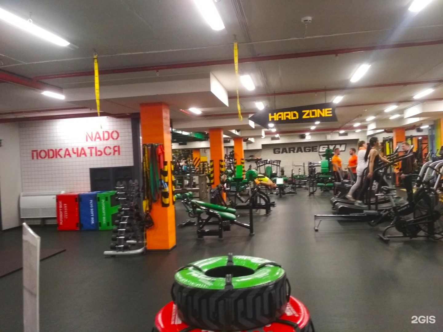 Garage gym екатеринбург. Гараж Джим вывеска Екатеринбург. Garage Gym Екатеринбург фото. Гараж Джим Екатеринбург душевая.