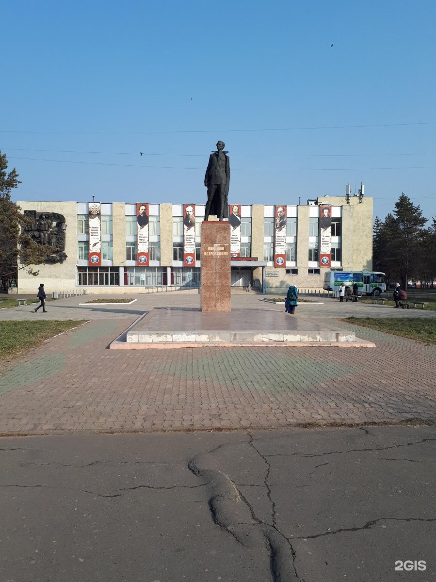 Библиотека островского. Библиотека Островского Комсомольск-на-Амуре. Памятник Николаю Островскому в Комсомольске на Амуре. Библиотека Островского филиал 14 на Пионерской Комсомольск-на-Амуре. Сидоренко 1 Комсомольск-на-Амуре.