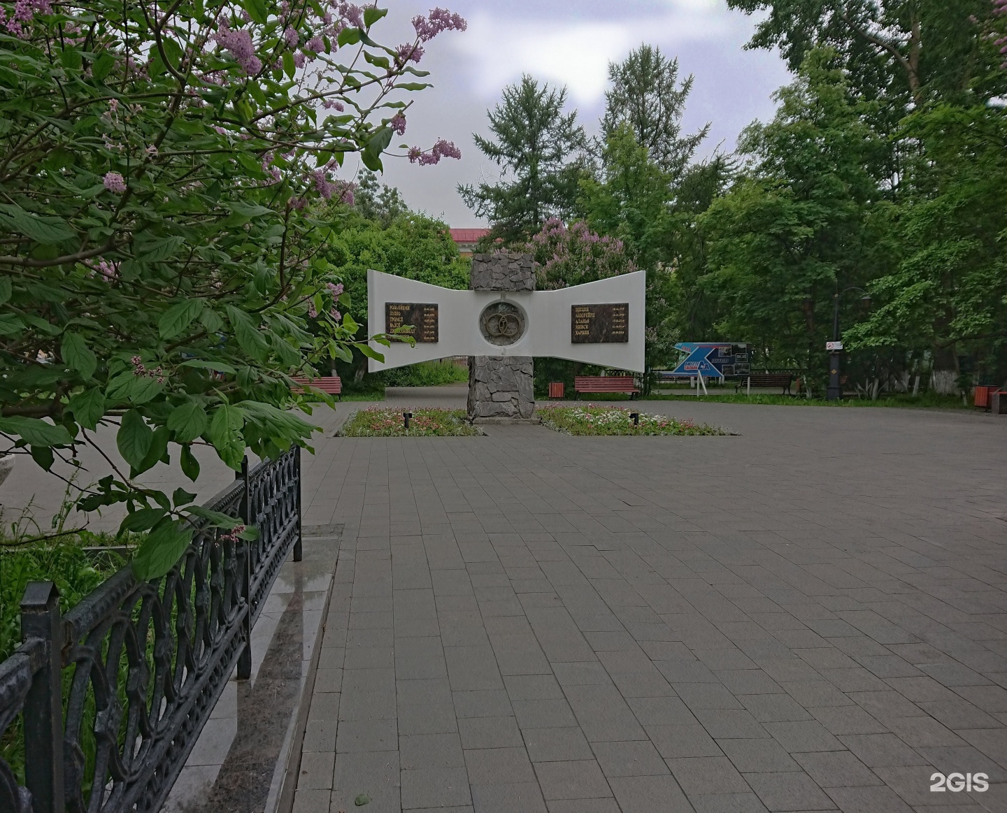 Город в честь. Сквер городов побратимов Мурманск. Памятник городам побратимам Мурманск. Мурманск памятник героев побратимов. Памятник побратимам городам Мурманск 2021.