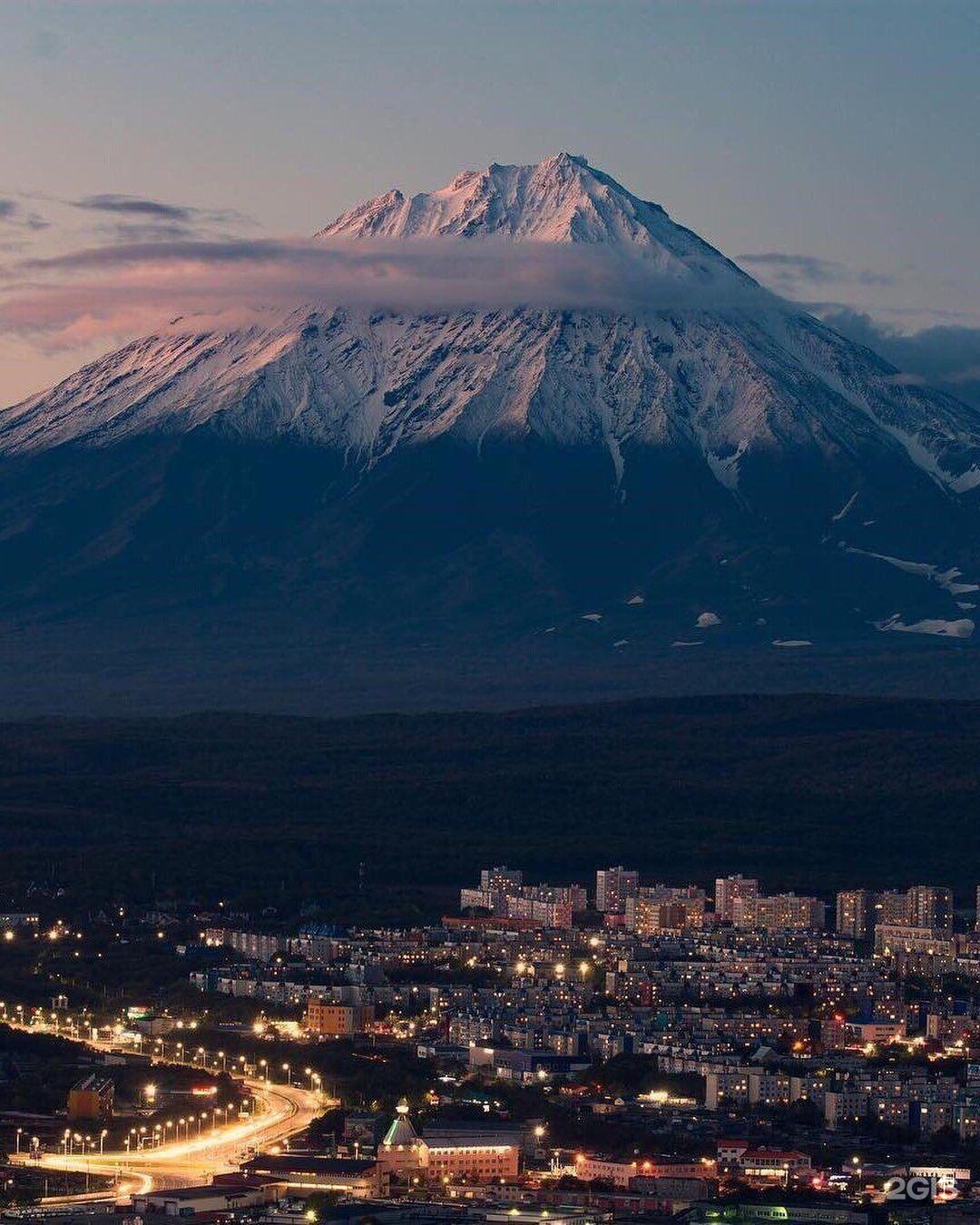 Петропавловск камчатский вид. Петропавловск-Камчатский Авачинский вулкан. Корякская сопка вулкан. Петропавловск-Камчатский Корякский вулкан. Природа Камчатки Петропавловск Камчатский.