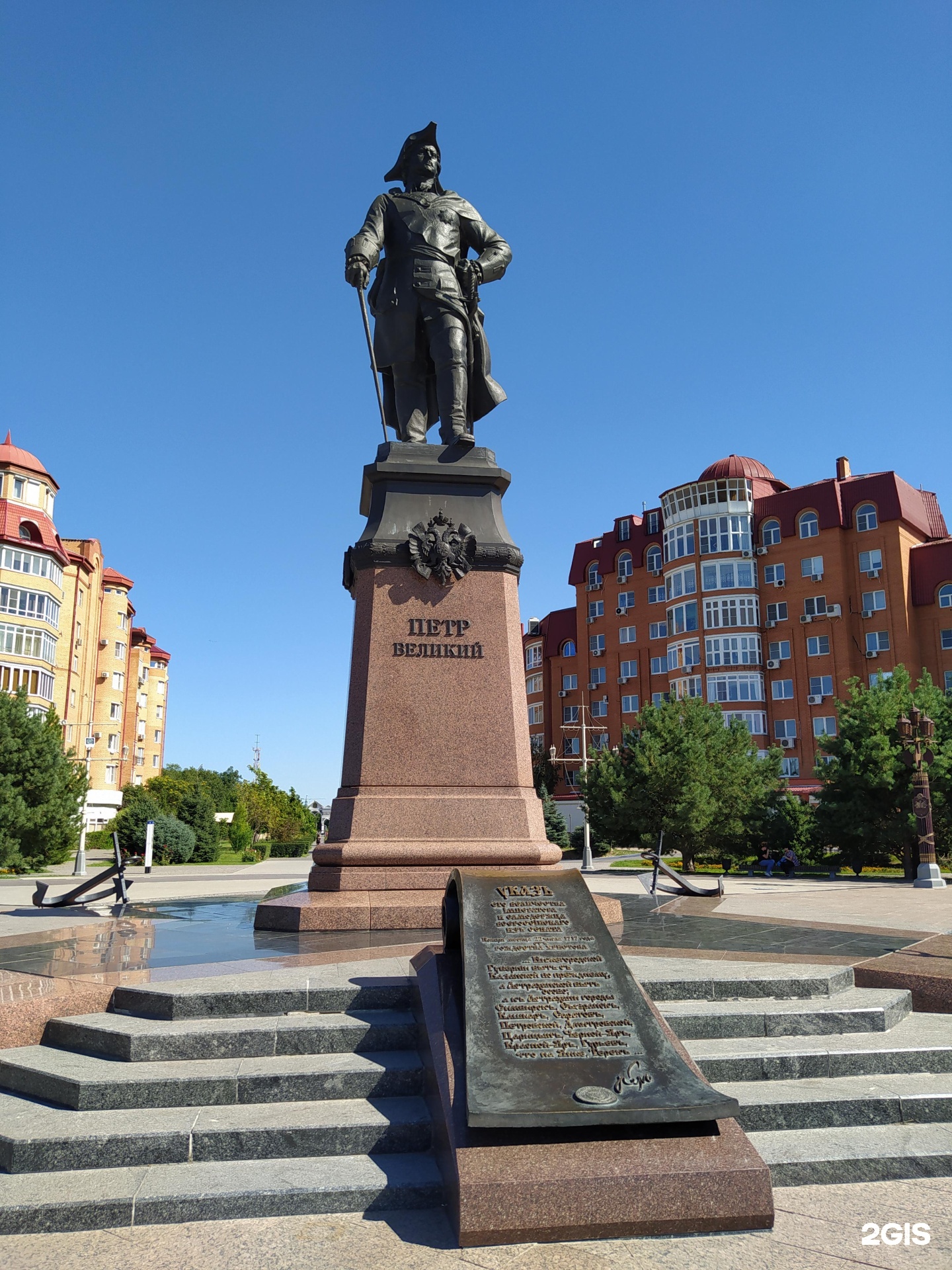 Памятники астрахани. Площадь Петра 1 Астрахань. Памятник Петру 1 в Астрахани. Пясятник Петр 1 астразань. Памятник Петру 1 в астр.