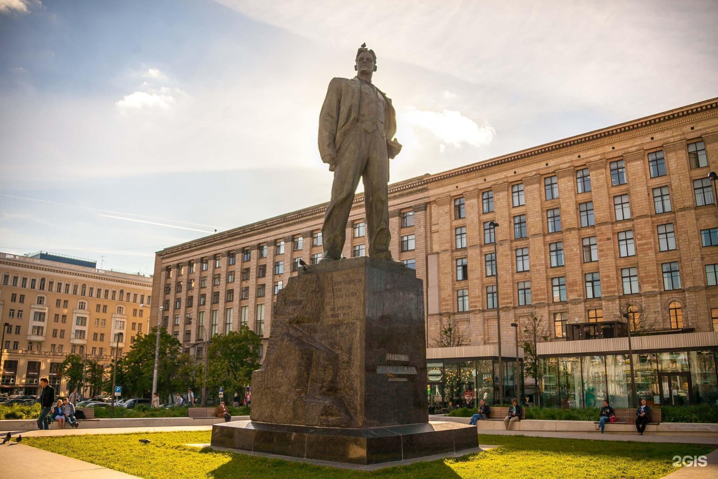 Памятник Маяковскому в Москве на Триумфальной площади