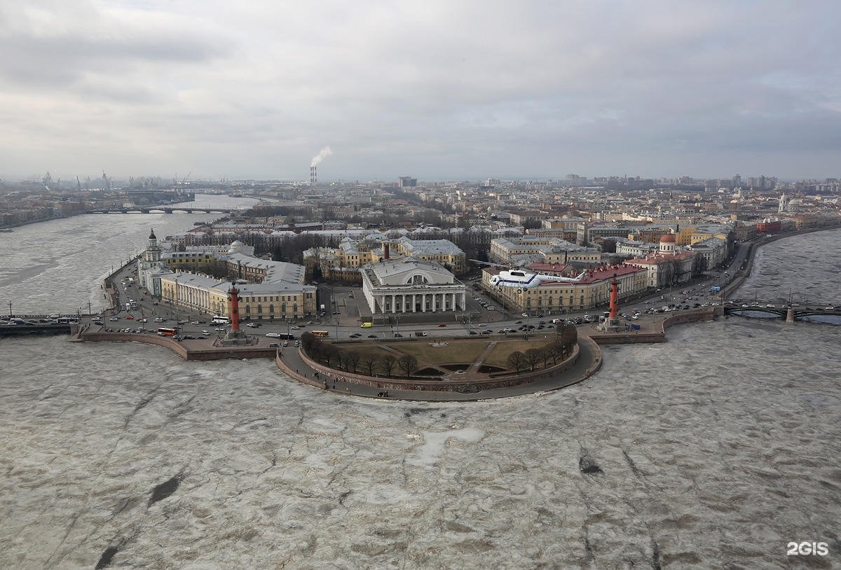 Стрелка васильевского острова весной