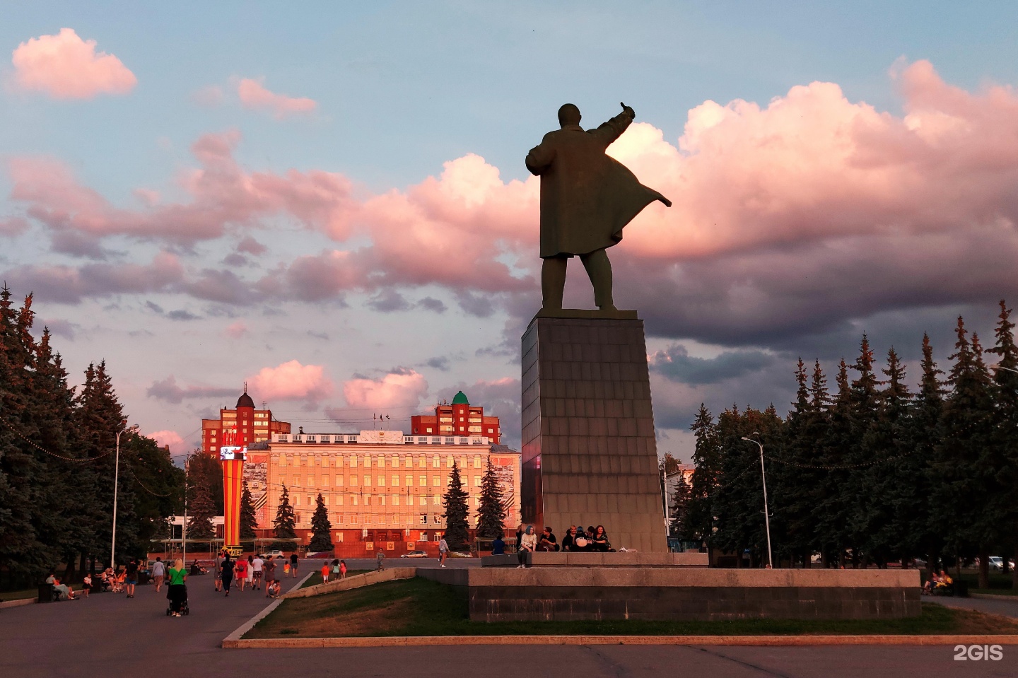 Ленин в уфе фото. Площадь Ленина Уфа. Памятник Ленина в Уфе. Памятник Ленину в Уфе в сквере Ленина. Площадь Ленина Уфа адрес.