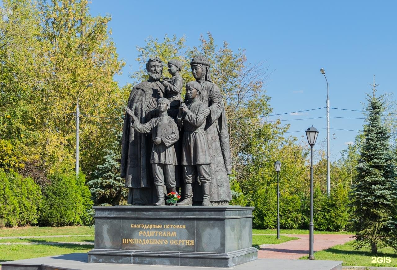 Сергиев посад памятник петру и февронии. Сергиев Посад памятник сергию Радонежскому. Памятник семье Сергия Радонежского. Сергиев Посад памятник Посадскому.