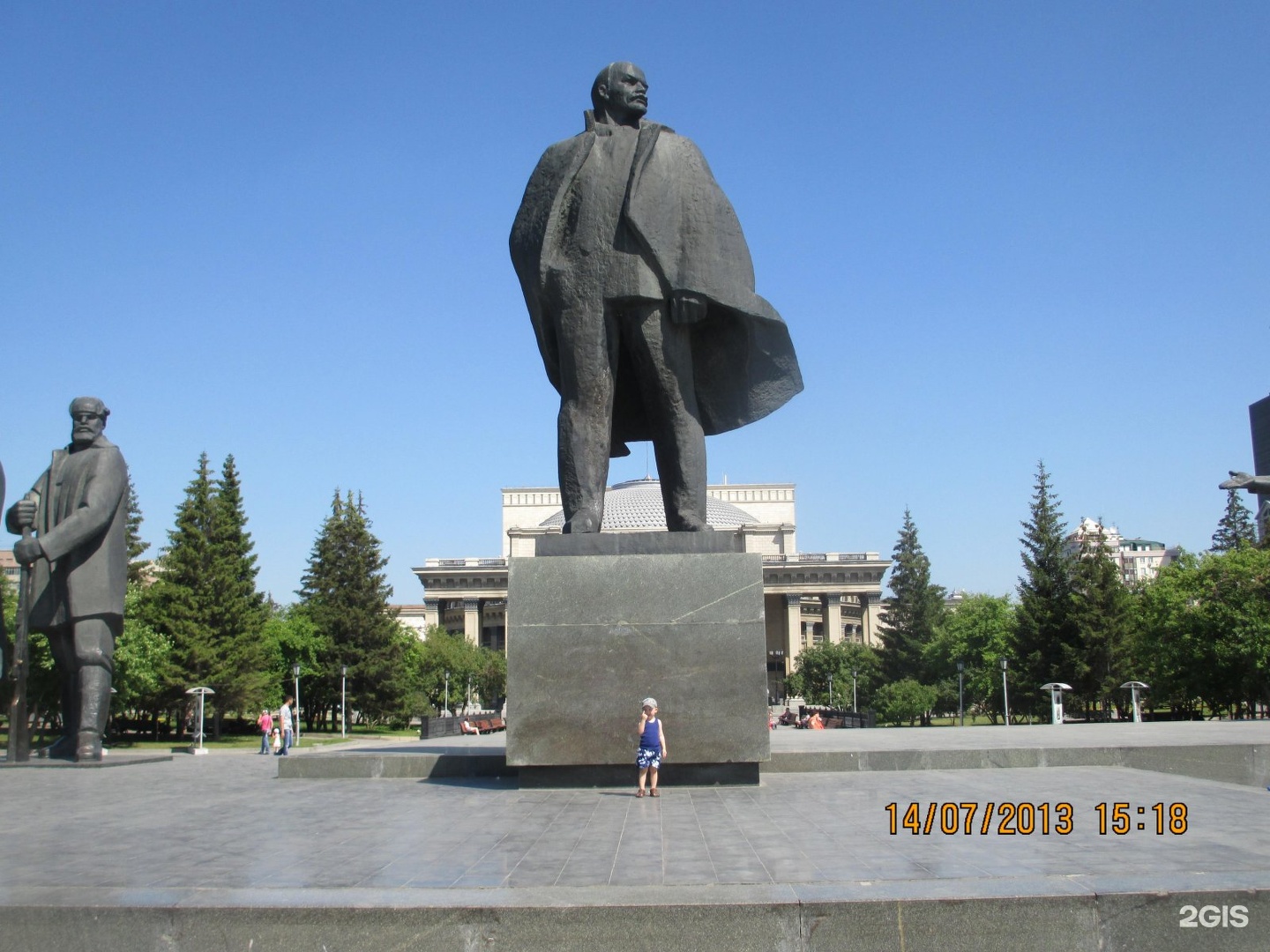 Площадь ленина новосибирск фото. Памятник Ленину в Новосибирске. Новосибирск памятник на пл Ленина. Гипроуголь Новосибирск памятник Ленина. Белый памятник Ленина Новосибирск.