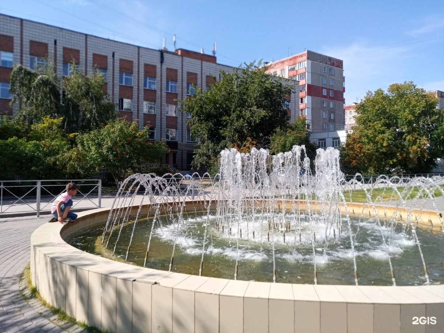 Бульвар летия победы. Бульвар Победы Новосибирск. Фонтан на бульваре Победы Омск. Т 34 В Новосибирске на бульваре Победы. Фонтан стала Новосибирск бульвар Победы.