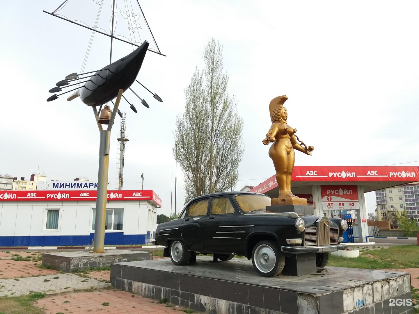 Такси ангарск. Памятник дождливое такси Ангарск. Арт объект дождливое такси Ангарск. Памятник такси Ангарска. Достопримечательности Ангарска.