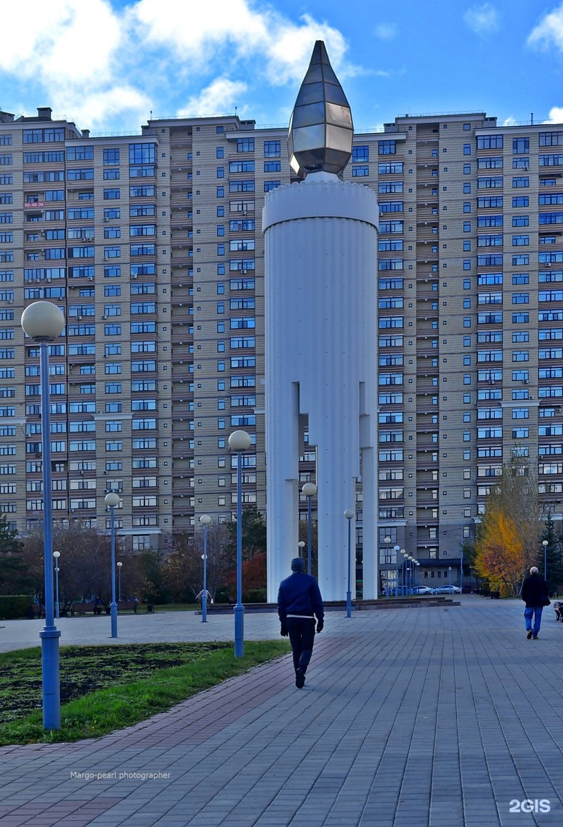 Площадь памяти. Тюмень площадь. Г. Тюмень площадь памяти. Памятник свечка в Тюмени. Стелла в Тюмени на площади памяти.