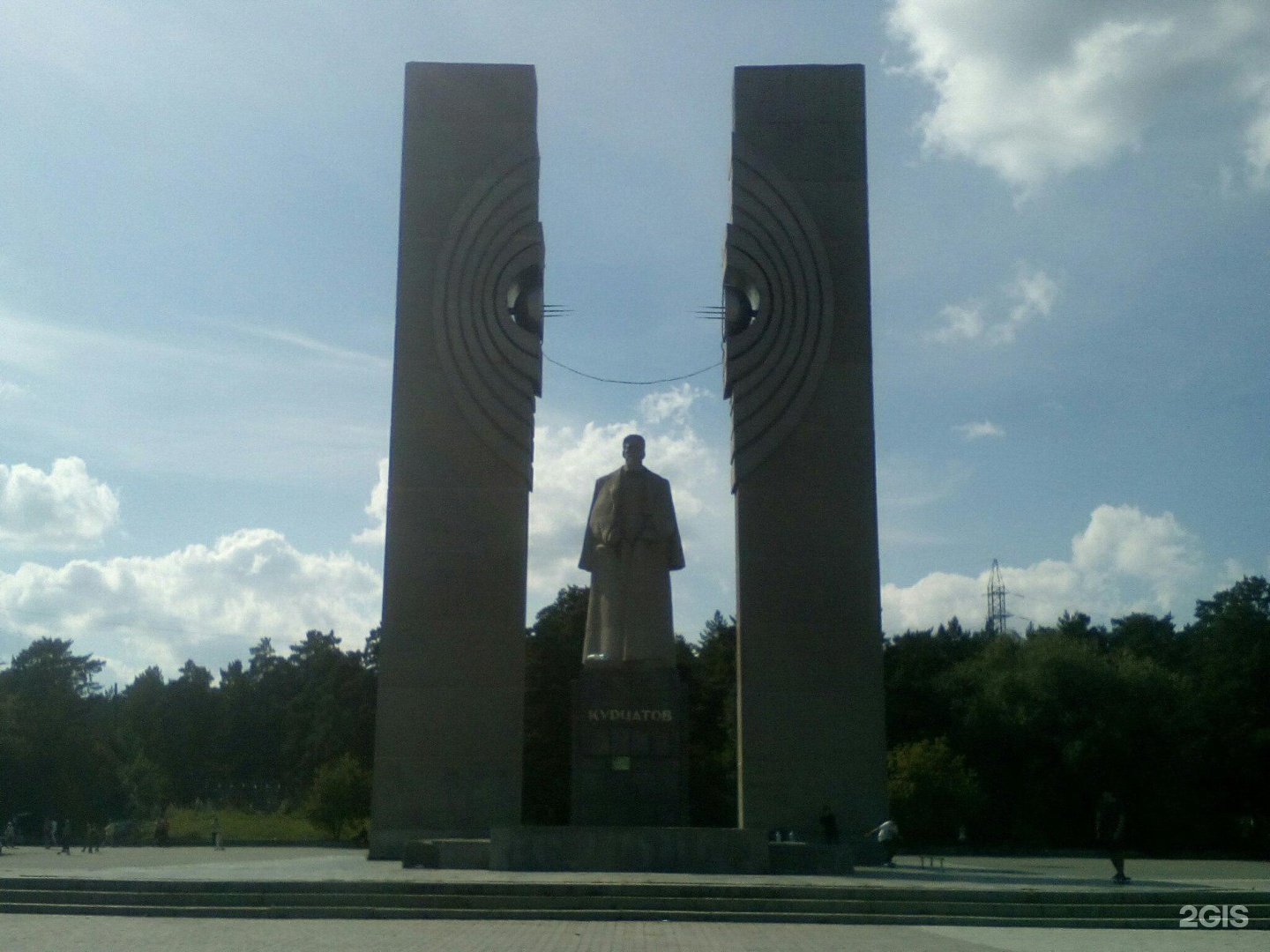 памятник курчатову в москве