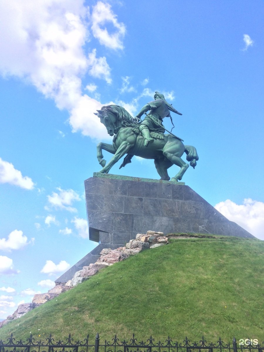 Памятник юлаеву. Салават Юлаев памятник в Уфе. Памятник Салавату Юлаеву Башкортостан. Памятник Юлаеву Уфа. Салават Юлаев статуя.