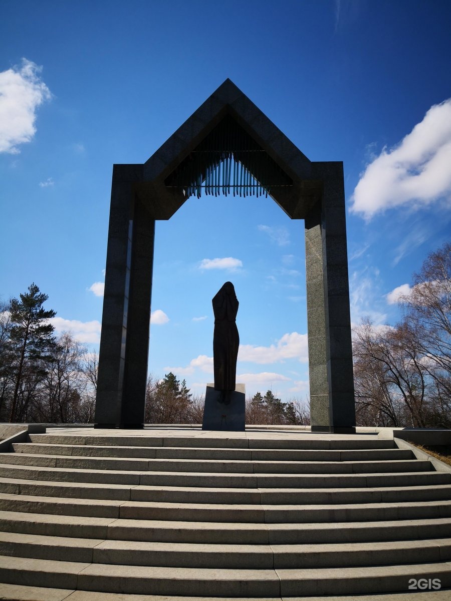 Уфа мать. Мемориал Скорбящая мать Дербент. Мемориал Скорбящая мать Уфа. Мемориал «Скорбящая мать-Родина». Памятник Скорбящей матери Уфа.