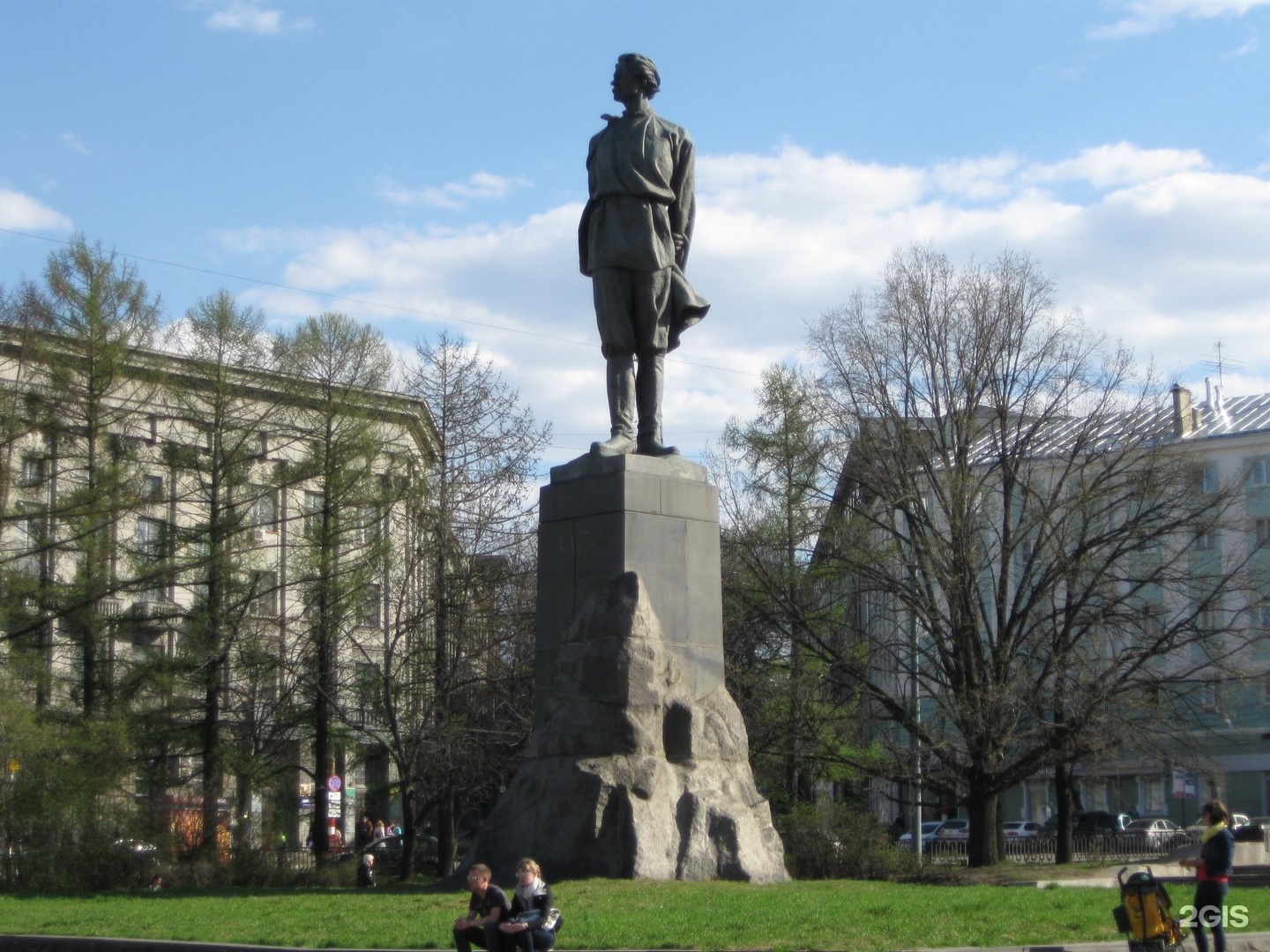 Памятник горькому в нижнем новгороде на площади горького