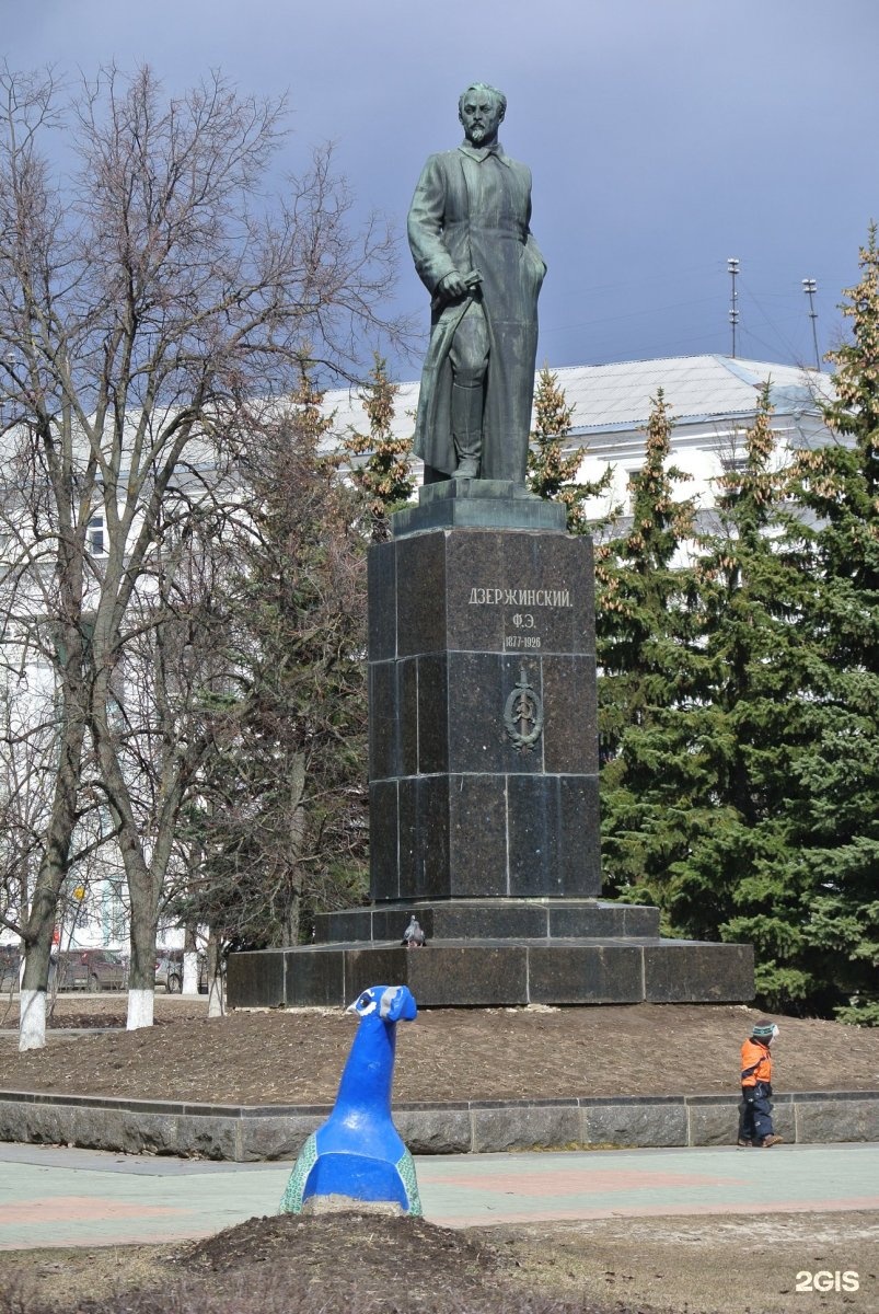 Памятник ф. Памятник ф. э. Дзержинскому (Дзержинск, Нижегородская область). Памятник Дзержинскому в Дзержинске. Дзержинский Феликс Эдмундович памятник Дзержинск. Город Дзержинск Нижегородская область памятник Дзержинскому.