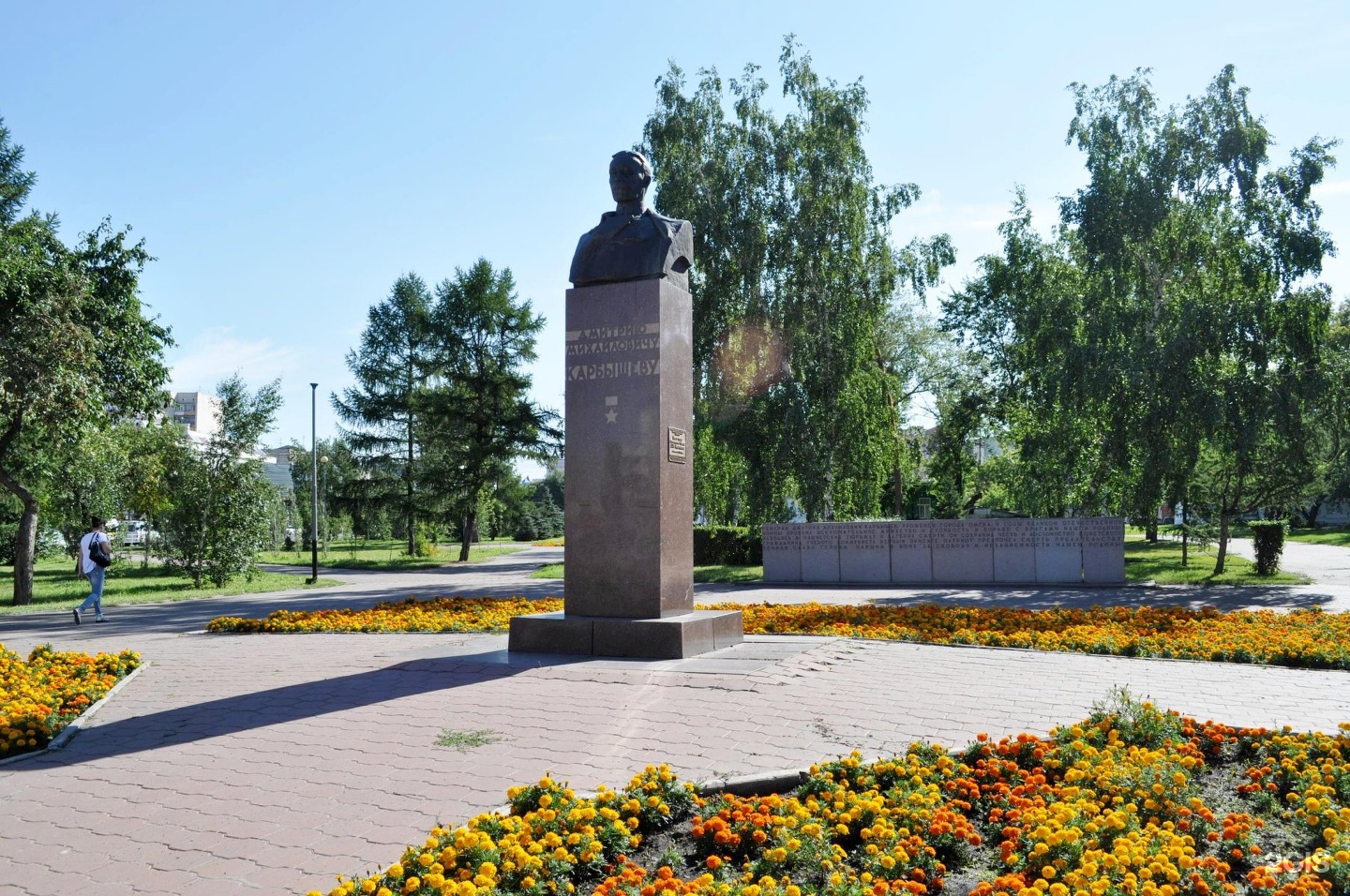 Карбышев омск. Памятник Карбышеву в Омске. Памятник д м Карбышеву в Омске. Бюст Карбышева Омск. Сквер Карбышева Омск.