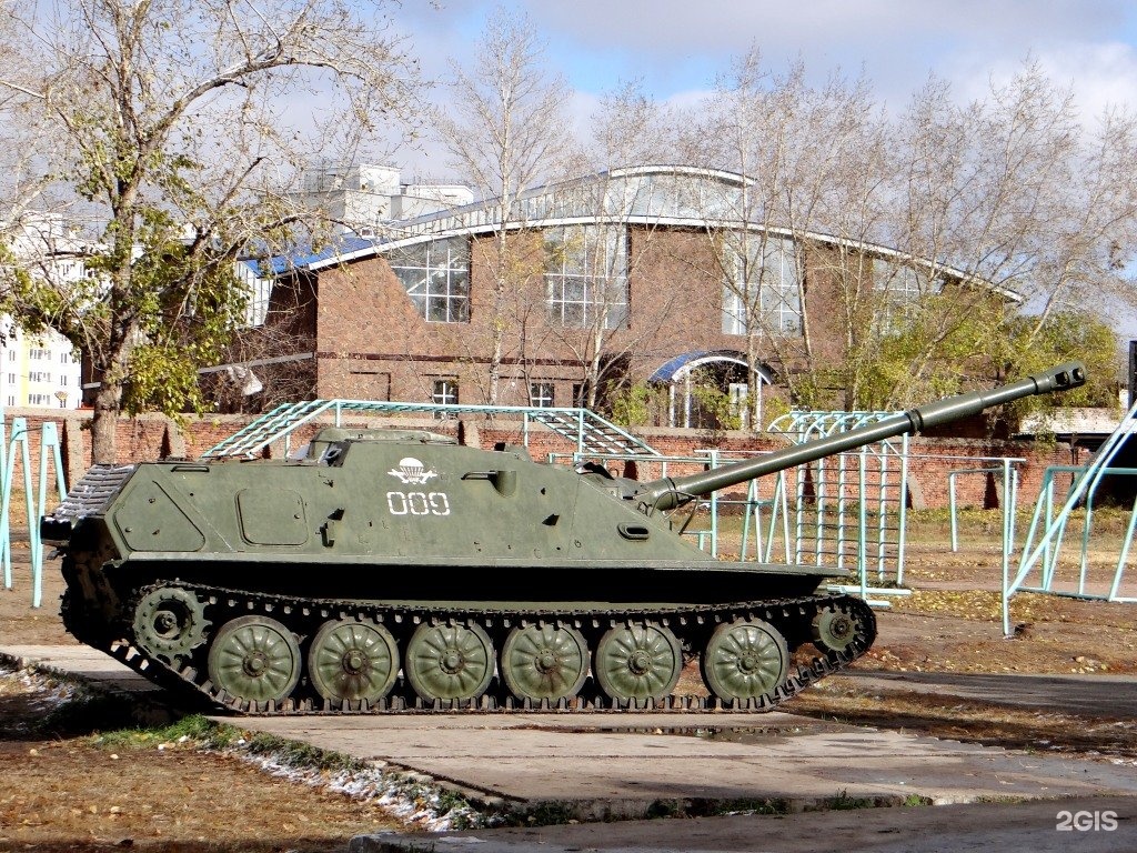 Купить танк в омске. Танк во дворе Омска. АСУ-85 В Чехословакии. АСУ-85 самоходная. Памятник танка в Омске.