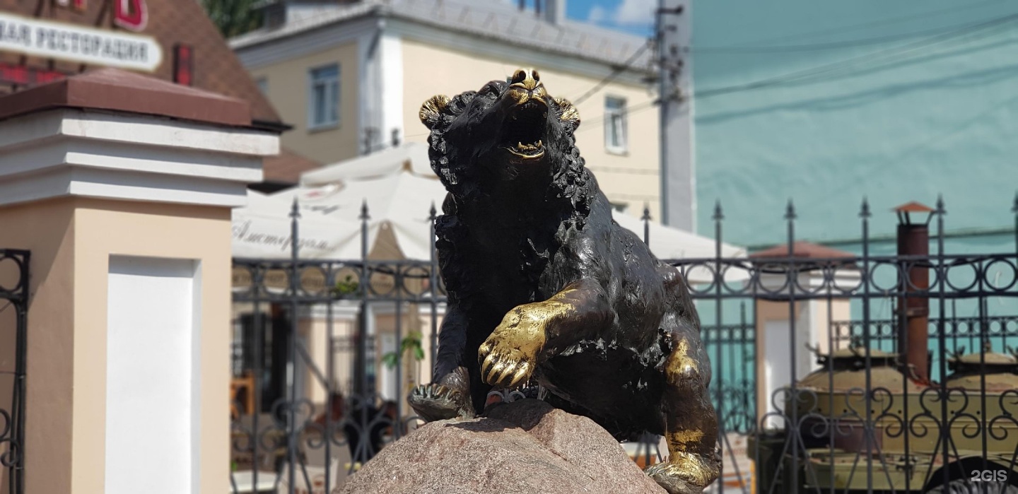 Почему медведь ярославль. Рычащий медведь в Ярославле. Символ Ярославля медведь памятник. Памятник медведю в Ярославле. Памятник рычащему медведю Ярославль.