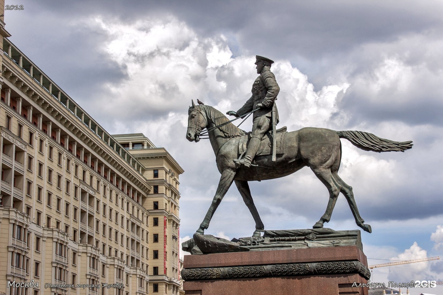 Скульптуры в москве. Памятник маршалу Жукову в Москве. Памятник Георгию Жукову. Жуков Георгий Константинович памятник в Москве. Маршал Жуков памятник.