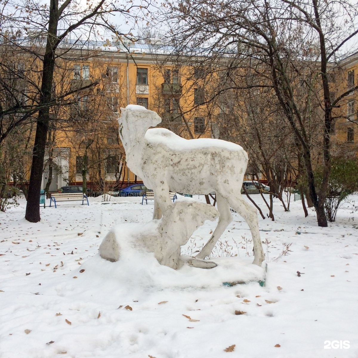 Москва лось цена. Статуя лося в Москве. Статуя лося в Рязани. Скульптура лоси Сегежа 1980. Скульптура лоси Сегежский парк.