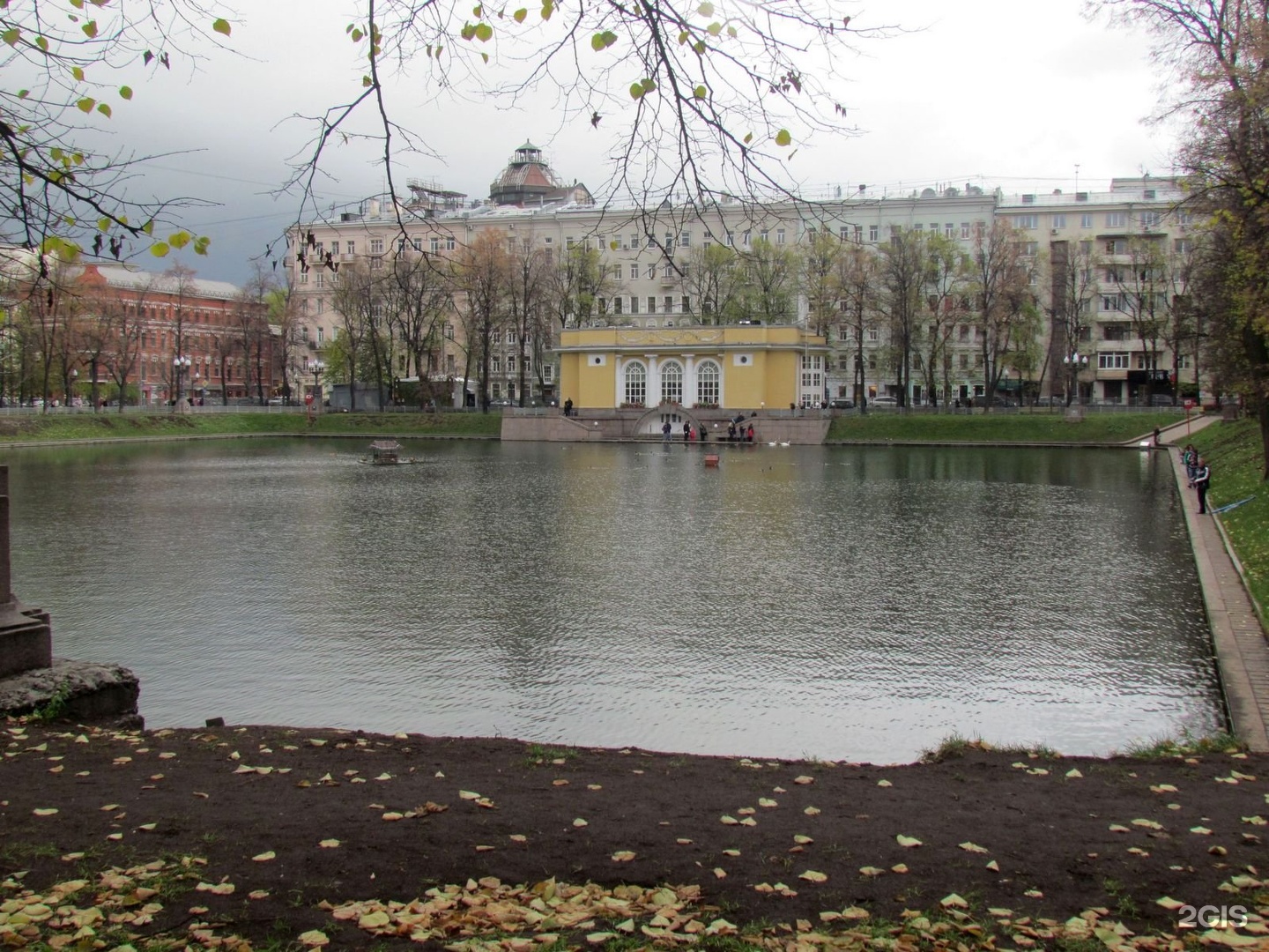 Чем известны патриаршие пруды. Сквер Патриаршие пруды. Парк Патриаршие пруды Москва. Патриаршие и чистые пруды. 14 Патриаршие пруды.