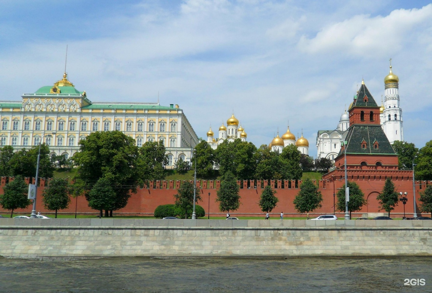 здания на территории кремля в москве названия