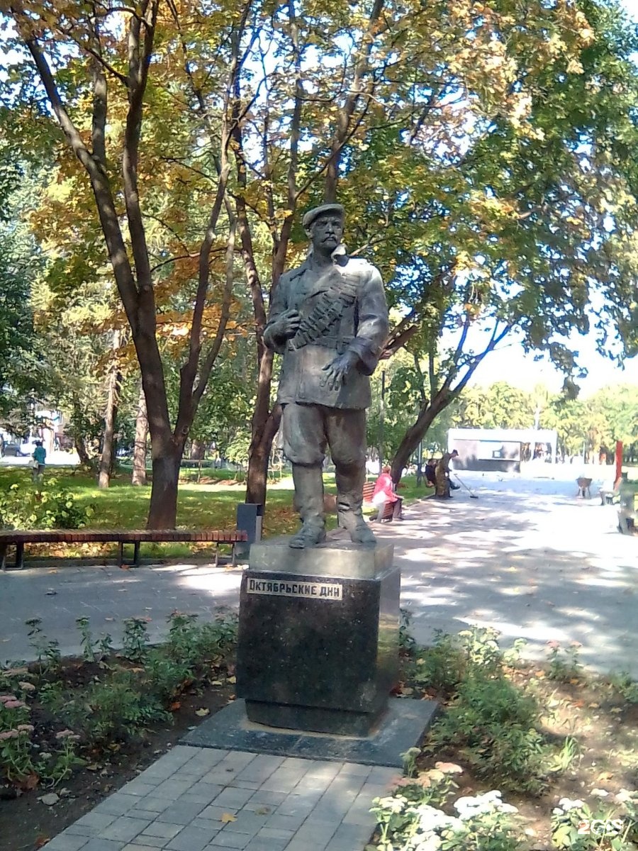 Памятники октябрьский. Памятник на Октябрьской. Памятник октябрьские дни. Октябрьский статуя. Парк Химик памятник Стечкину.