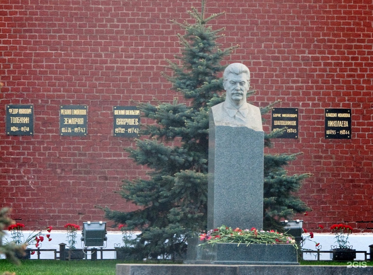 Кто захоронен в кремлевской стене