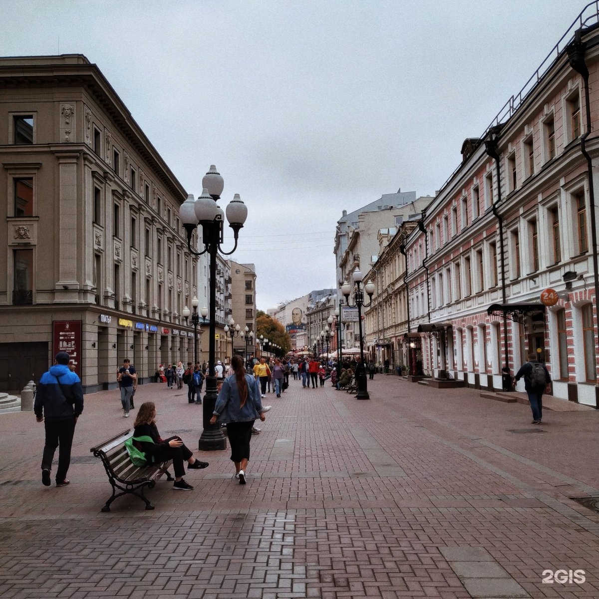 Улица старый Арбат в Москве
